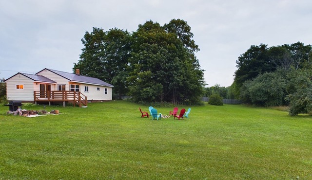 Quiet Country Setting, Close to Trails