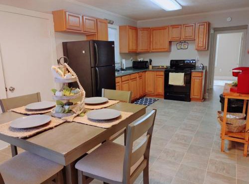 Quiet Country Small Family Home 5 minutes from town