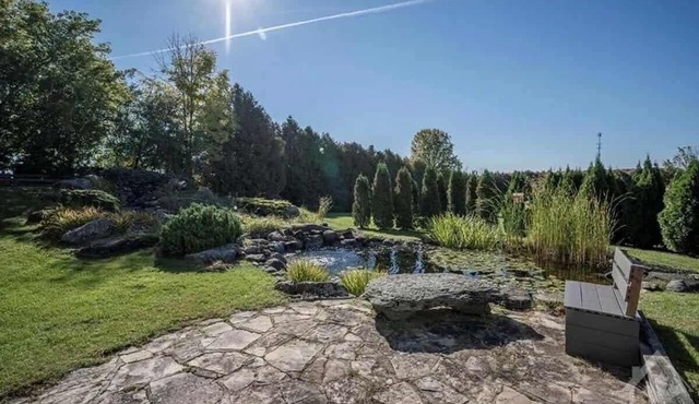 Quiet countryside getaway - indoor pool, pet-friendly. Fun for family & friends!