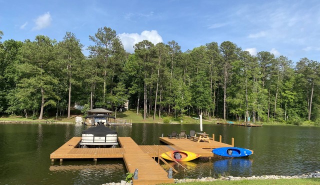 Quiet Cove 4 Bedroom Lake Retreat, Large Dock & Fire Pit 🎣⛵️☀️