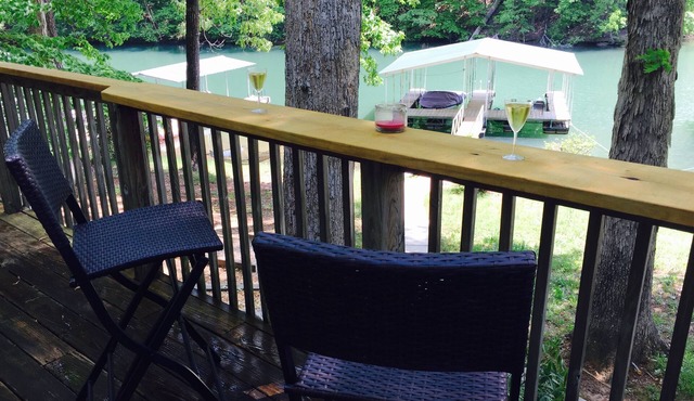 Quiet cove, deep water, minutes to Clemson, pet friendly, easy path to the dock
