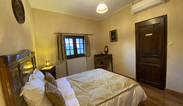 Quiet, cozy Ravel room with TV and air conditioning