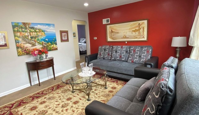 Quiet cozy 2-bedroom apartment with AC in vibrant Skokie