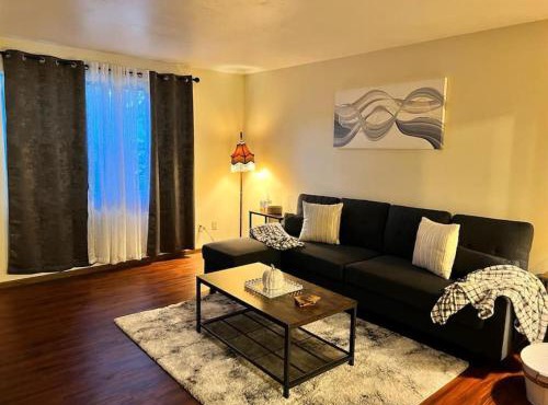 Quiet Cozy 2BR APT Black out Curtains