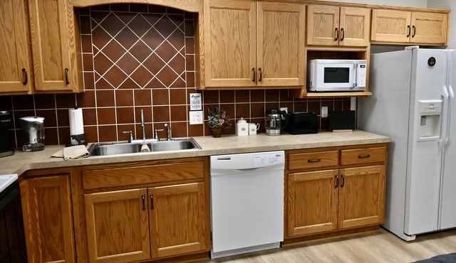 Quiet cozy 3 bedroom country cottage in rural farm community. Pet friendly.