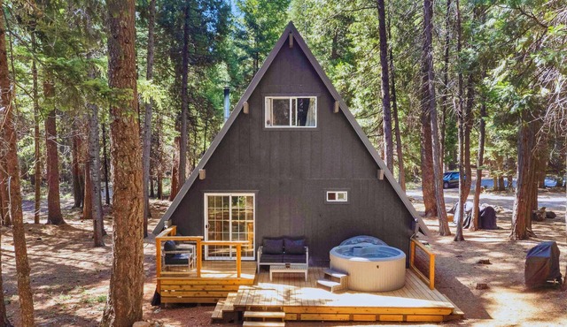Quiet/Cozy A-Frame Near Mount Lassen w/Hot Tub