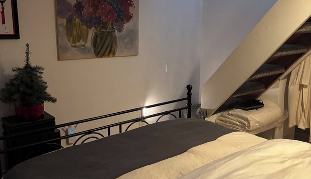 Quiet, cozy and clean. Great location. Close to highways and public transit.