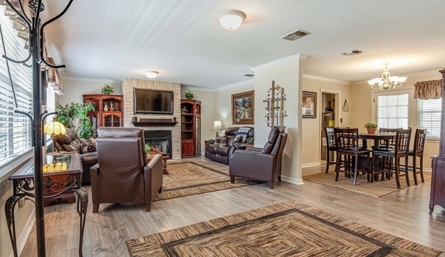 Quiet, cozy and comfortable 3BR home on cul-de-sac close to downtown Boerne, TX