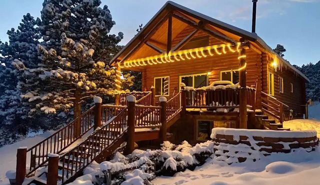 Quiet, Cozy and Quaint Log Cabin Living!