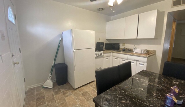 Quiet cozy apartment right off the highway! Next to 3 shopping plaza’s!