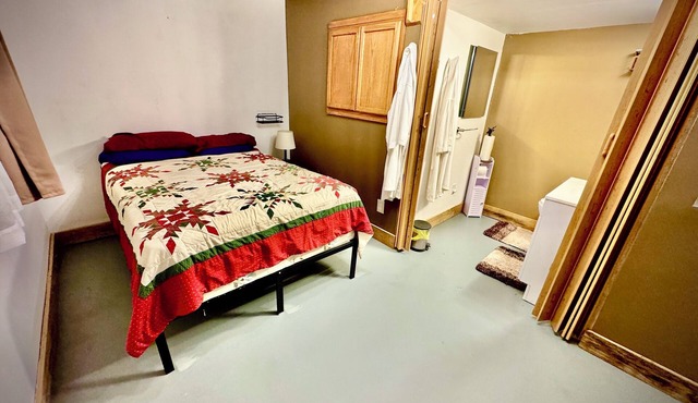 Quiet, cozy, cabin apartment in the woods.