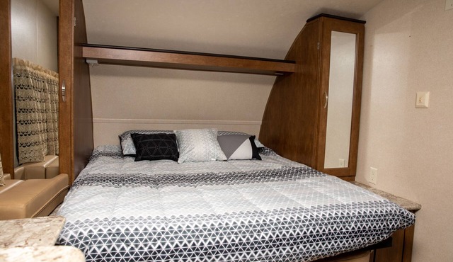 Quiet Cozy Camper w/ Internet
