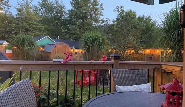 Quiet cozy cottage steps from the beach, restaurants and shops with large yard