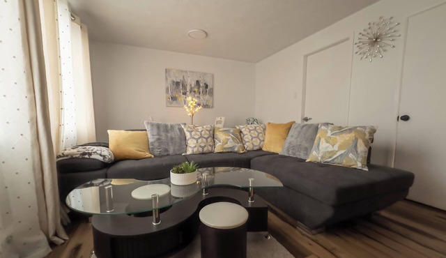 Quiet Cozy Family Home. 5 mins to shopping district & Cinema.