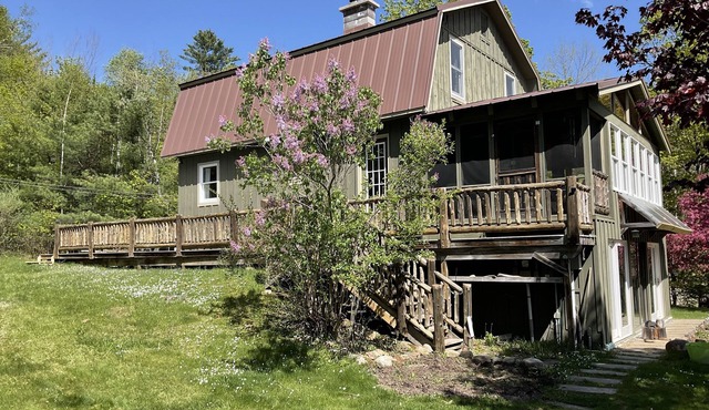 Quiet, cozy, four season, creek side getaway near Gore Mountain
