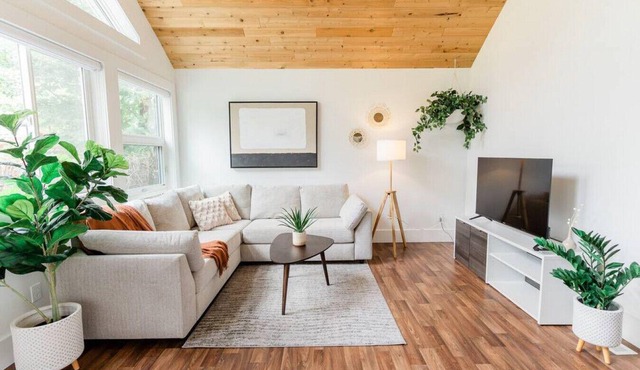 *Quiet Cozy Home | Large Yard | 3 min to Downtown*