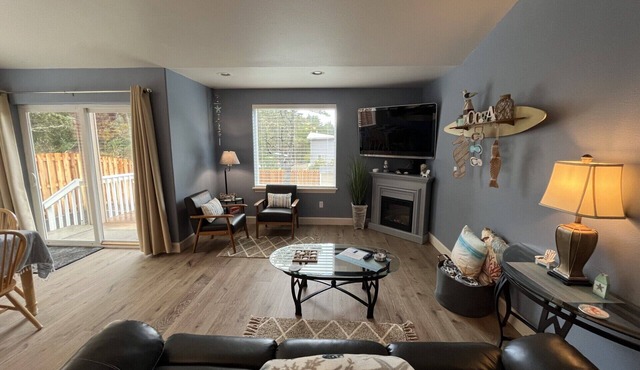 Quiet, cozy house in Westport near the beaches, downtown, fishing docks/marina.