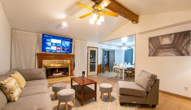 Quiet, Cozy Private Home with spacious backyard, mins to major shops, highways