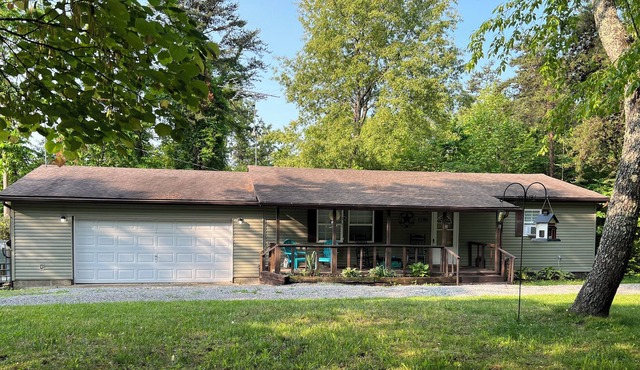Quiet & cozy retreat with firepit, front porch, back balcony, walk-in tub & more