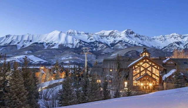 Quiet Creekside Retreat: Ski in/out w/hot tub