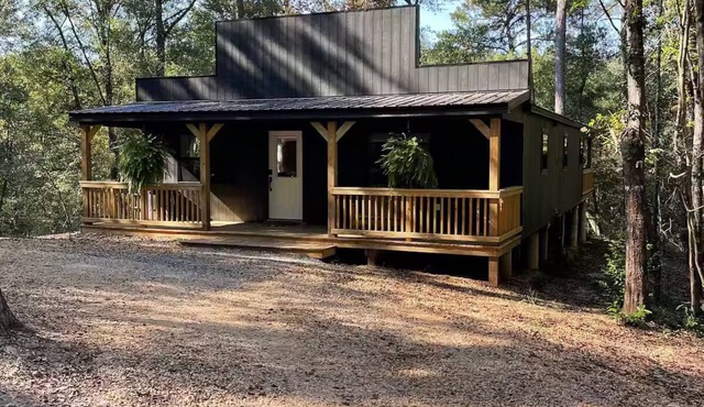 Quiet, Creekside Home with Rain Spa Shower, Unplug & Relax