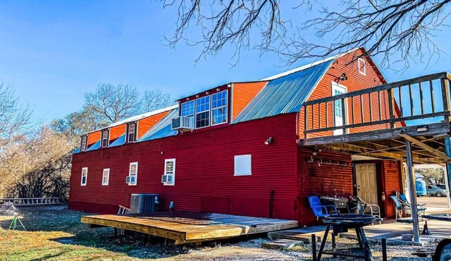Quiet Crystal Creek Ranch Bunkhouse with large private pond