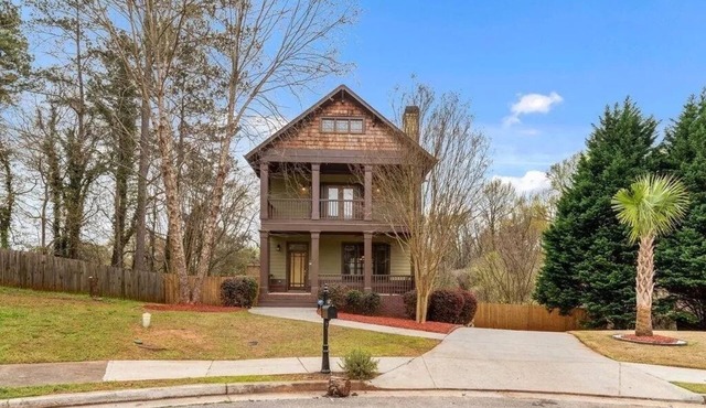 Quiet Cul-de-sac Decatur Home w/Basement Suite, Deck/Balcony, 2-Car Garage