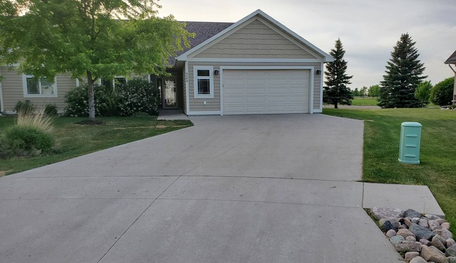 Quiet cul-de-sac home with golf course views