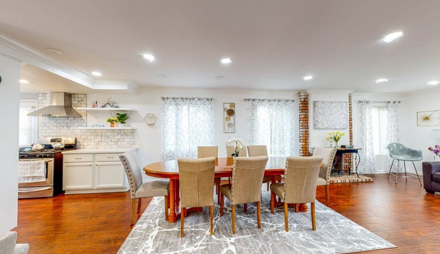 Quiet cul-de-sac home with big enclosed dog-friendly yard, near large park