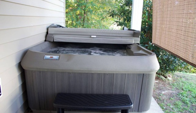 Quiet Cul-de-sac, Hot Tub, Pac-Man, Newly Renovated!