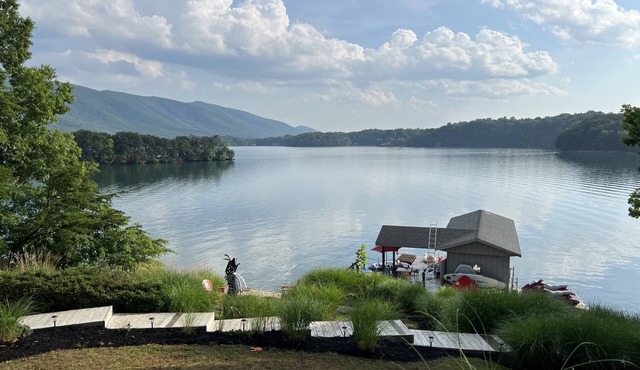 Quiet Deep Water Retreat Best Lake Views Sleeps 13 Family Friendly