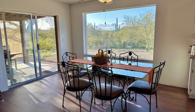 Quiet desert retreat with sunset views and dark skies. 10 minutes from I-10.