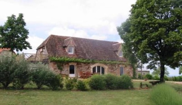 Quiet, detached house with swimming pool, close to tourist attractions.