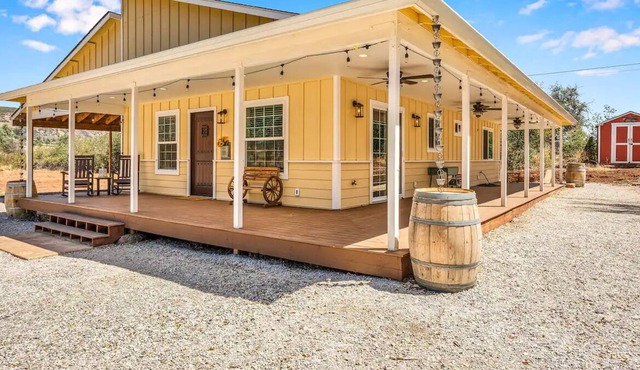 Quiet dog-friendly cottage with private acreage