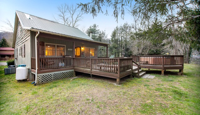Quiet dog-friendly riverfront house with large back deck, hot tub, fireplace