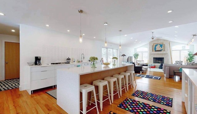Quiet downtown home with hot tub, firepit, washer/dryer - walk everywhere