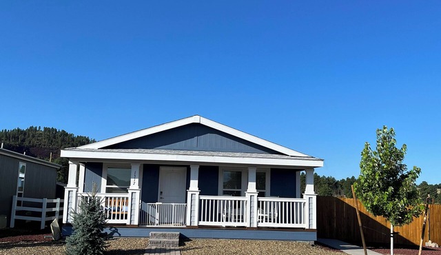 Quiet downtown neighborhood w/mountain views, private turfed backyard, A/C & W/D