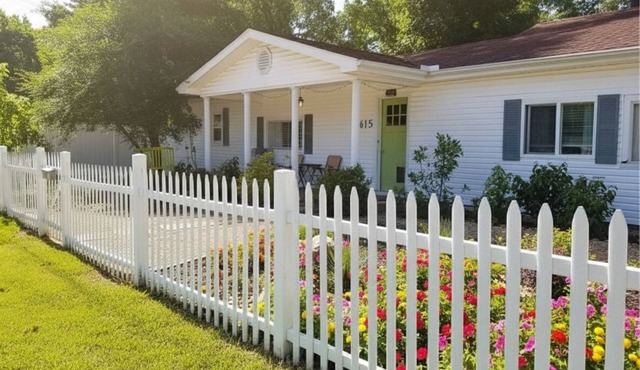 Quiet Downtown Retreat — Family-Friendly, Work-Ready, Cozy Comfort