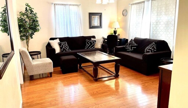 Quiet & Downtown Smart TVs in all bedrooms, minutes from base.