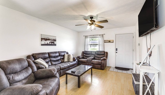 Quiet Dry Ridge Home w/Yard - Near Ark Encounter!