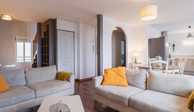 Quiet duplex near beach, secure parking, small pet allowed