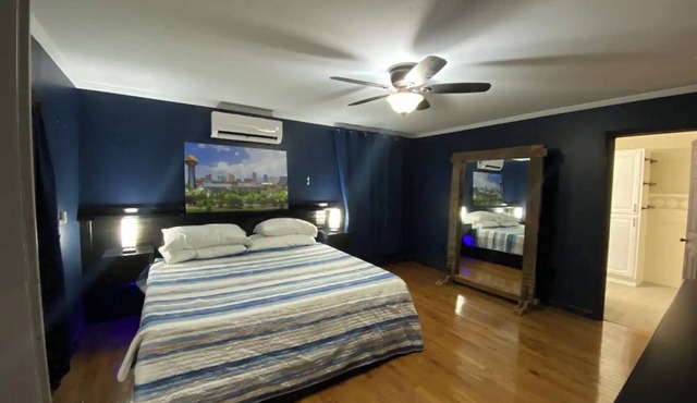 Quiet duplex with private hot tub in Knoxville