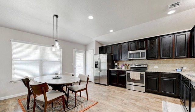 Quiet E Austin Home-Low Fees, Dog Friendly