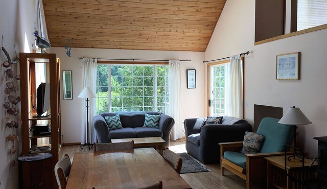 Quiet, easy walk to town or beach. Family and pet friendly