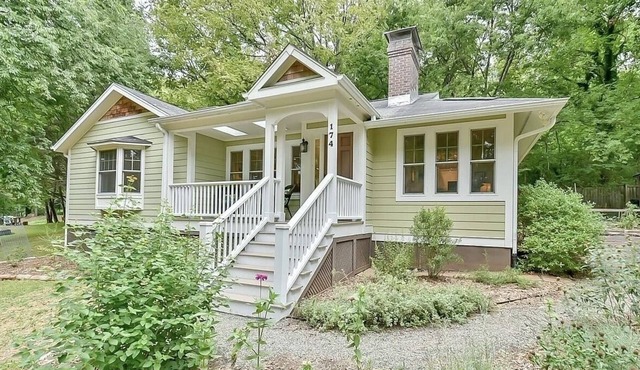 Quiet, elegant cottage just steps from downtown Pittsboro—minutes to Jordan Lake