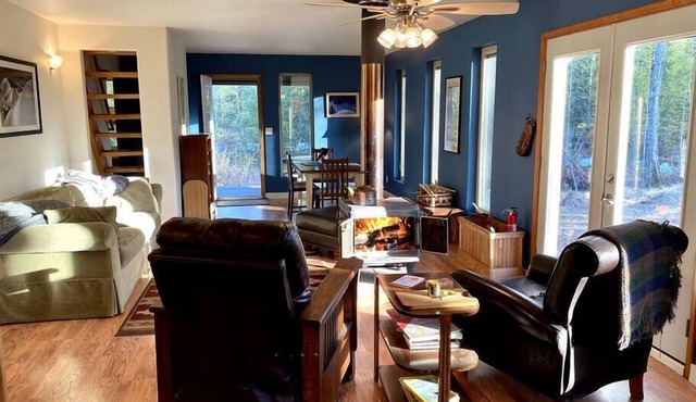 Quiet, Elegant & Cozy - 4 Miles from Downtown