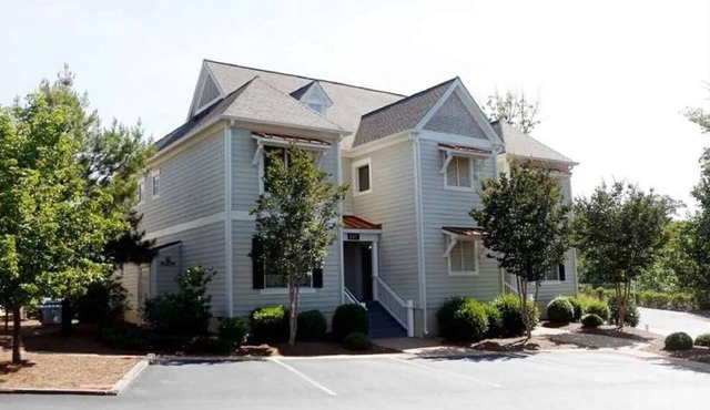 Quiet end home. Walk to Water Country, minutes to Busch Gardens, Pools & golf.