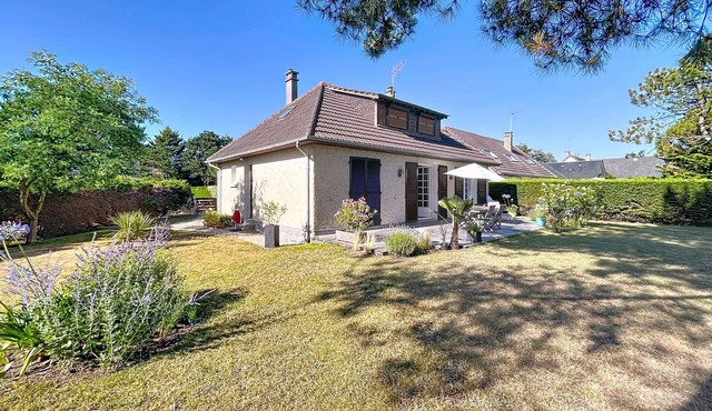 Quiet Escape: Cozy Beach House with Terrace, Sleeps 8