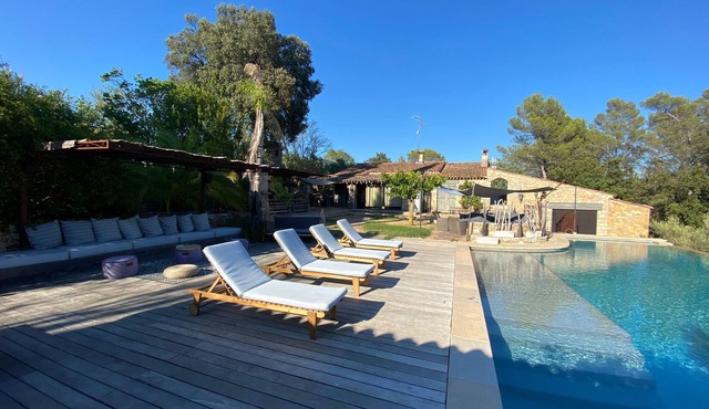 Quiet estate surrounded by vineyards and olive groves