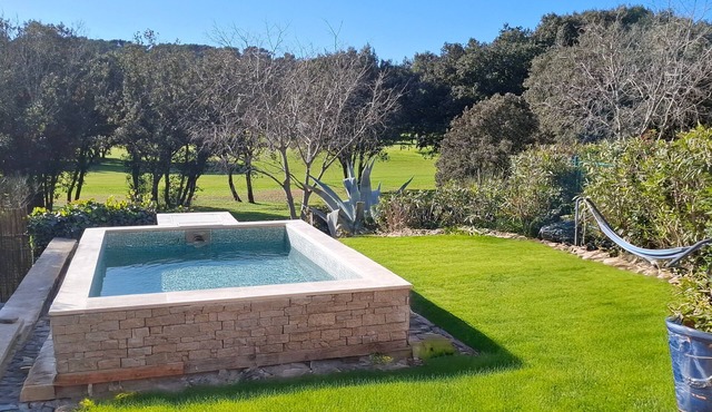 Quiet, facing the golf course, 5 minutes from the town center, very central